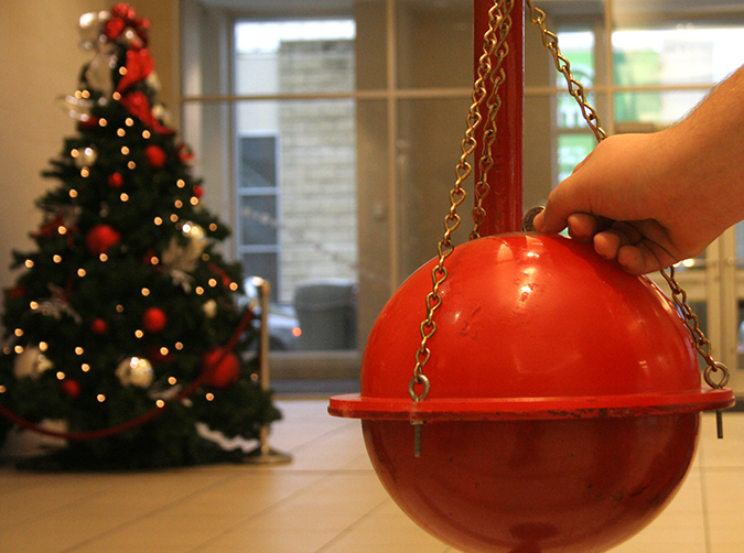 Salvation Army volunteers are raising money in malls across Canada Photo: Mark Henderson