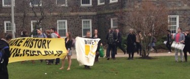 Students encourage Dal to divest. Photo: Benjamin Blum